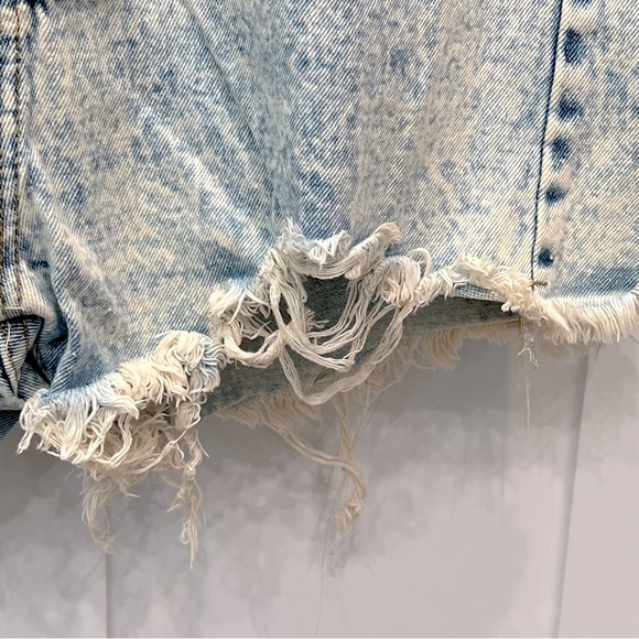 SHEIN Women’s Distressed Denim Shorts Sz L - Picture 3 of 8